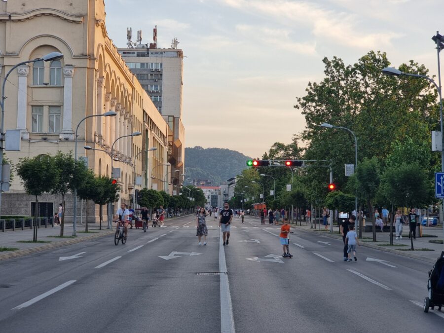 VIKEND BEZ MOTORNIH VOZILA Glavna gradska saobraćajnica i ovog vikenda pješačka zona