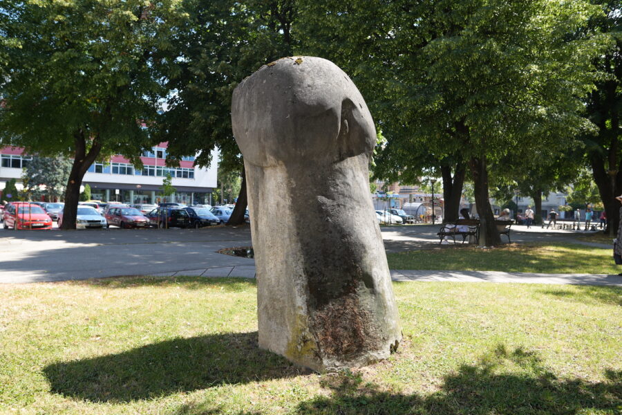 U Banjaluci se nalazi EROTSKI spomenik posvećen Čarlsu Bukovskom (FOTO)