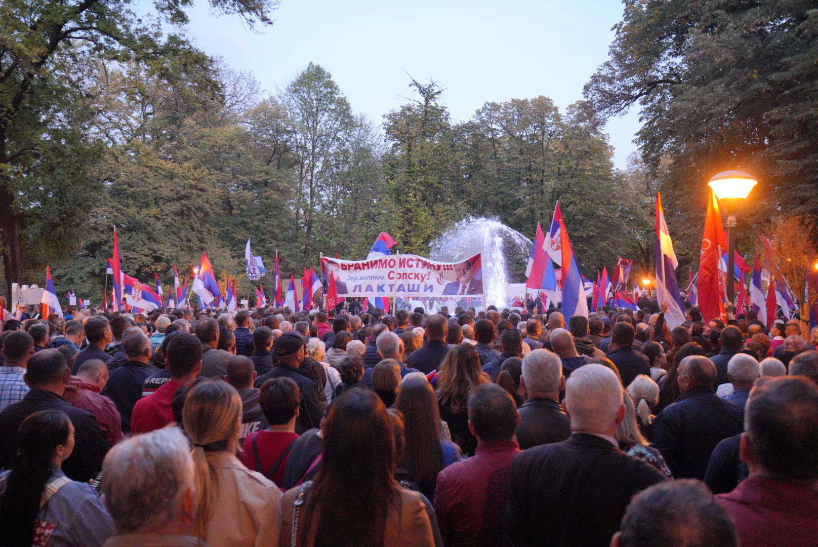 KAD POLICIJA PREBROJAVA Za protest opozicije rekli da ima 2.500 ljudi, a evo šta kažu za mitinig vlasti (FOTO)