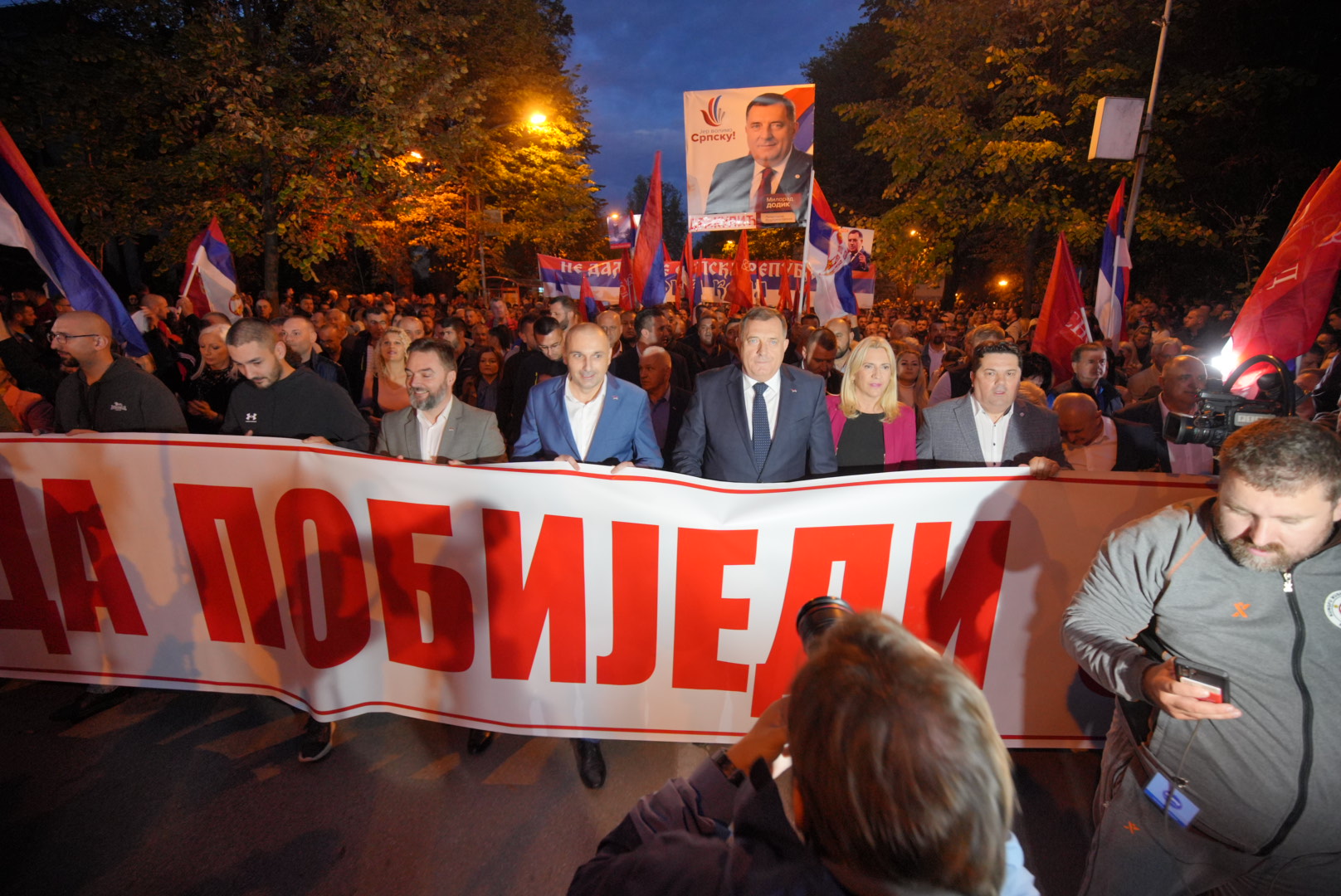 “DA POBIJEDI SRPSKA” Okupljeni na mitingu krenuli u šetnju do Trga Krajine (FOTO, VIDEO)