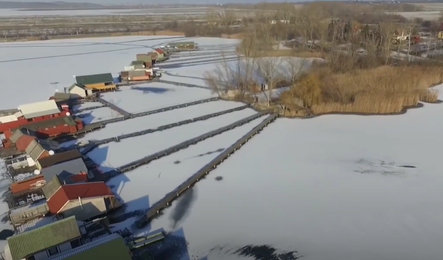 PLUTAJUĆE SELO Genijalno jezerce u Mađarskoj na kojem se peca kroz prozor (VIDEO)