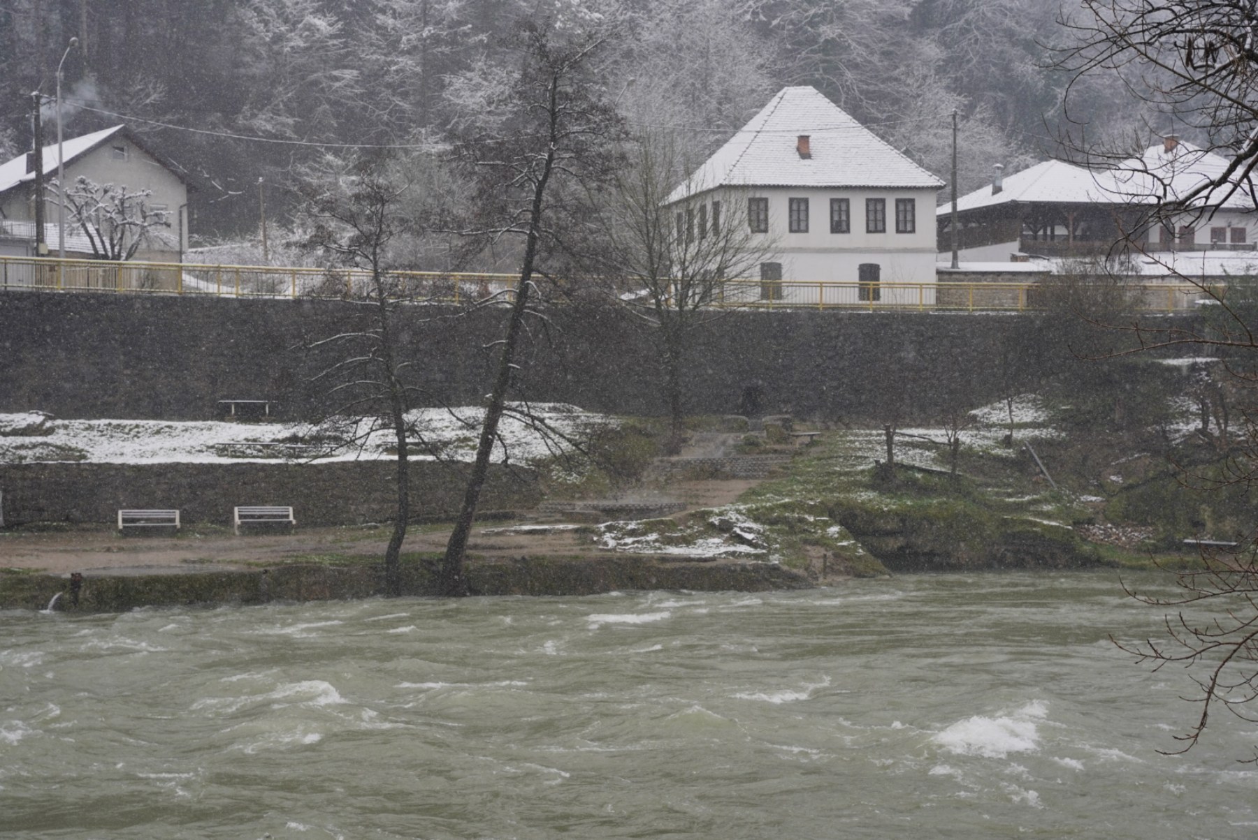 APRILSKI SNIJEG Zabijelilo širom BiH, vozači se pozivaju na dodatni oprez (FOTO)