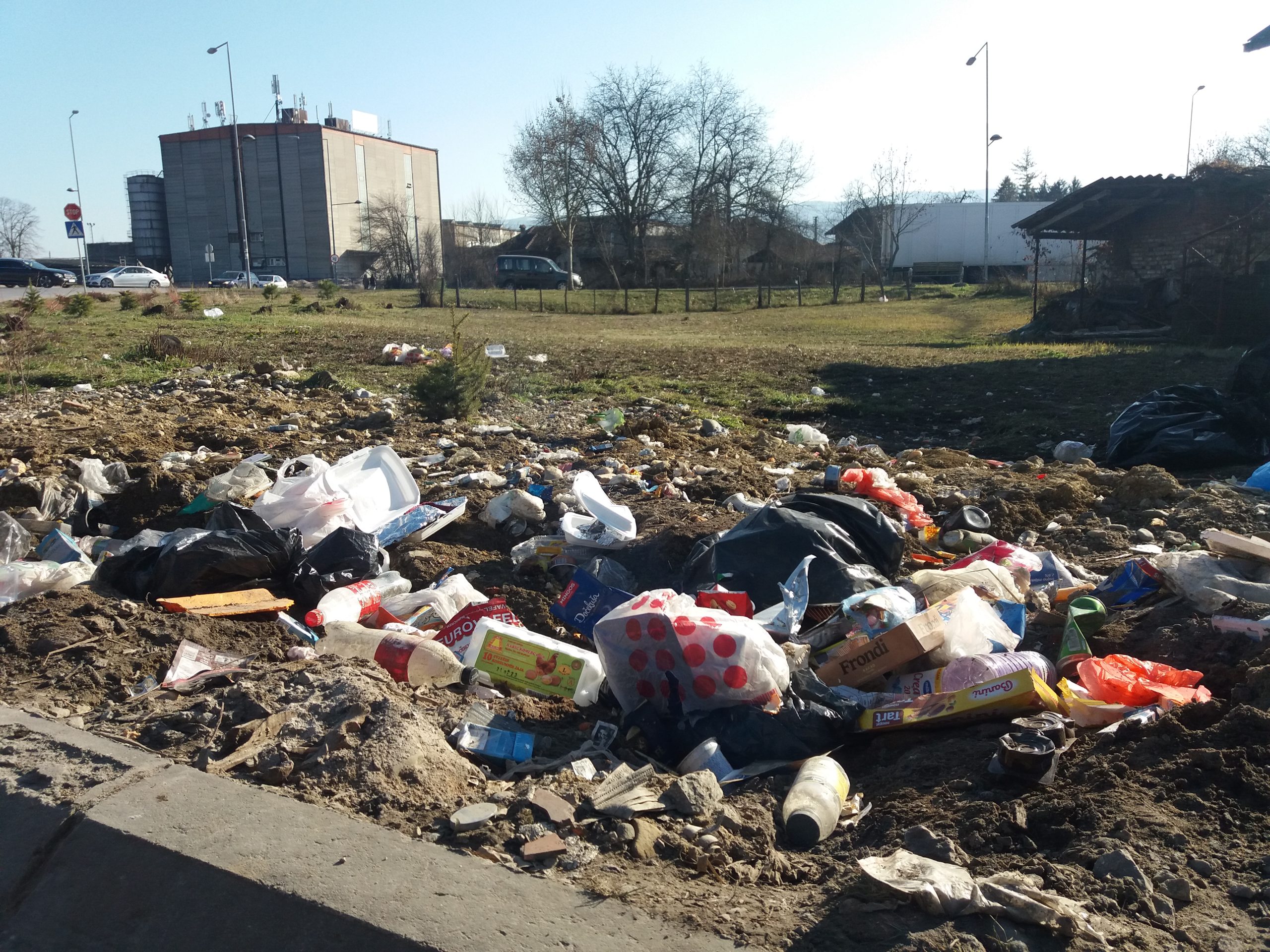 Grad očistio i zasadio drveće, nesavjesni ponovo PRAVE DEPONIJU U LAZAREVU (FOTO)