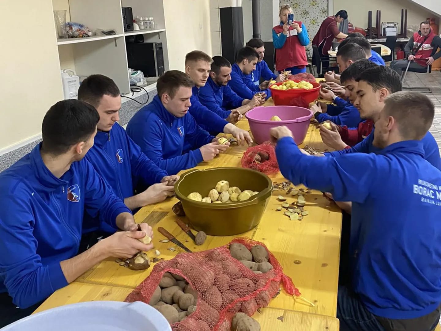 POKAZALI HUMANU STRANU Rukometaši Borca pripremali obroke u javnoj kuhinji (FOTO)