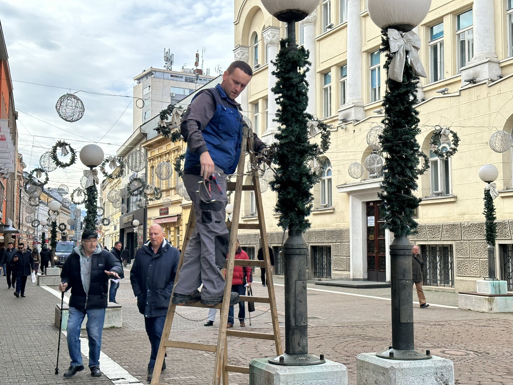 DOŠAO JE KRAJ PRAZNICIMA Sklanjaju se ukrasi i klizalište, zima polako odmiče (FOTO)