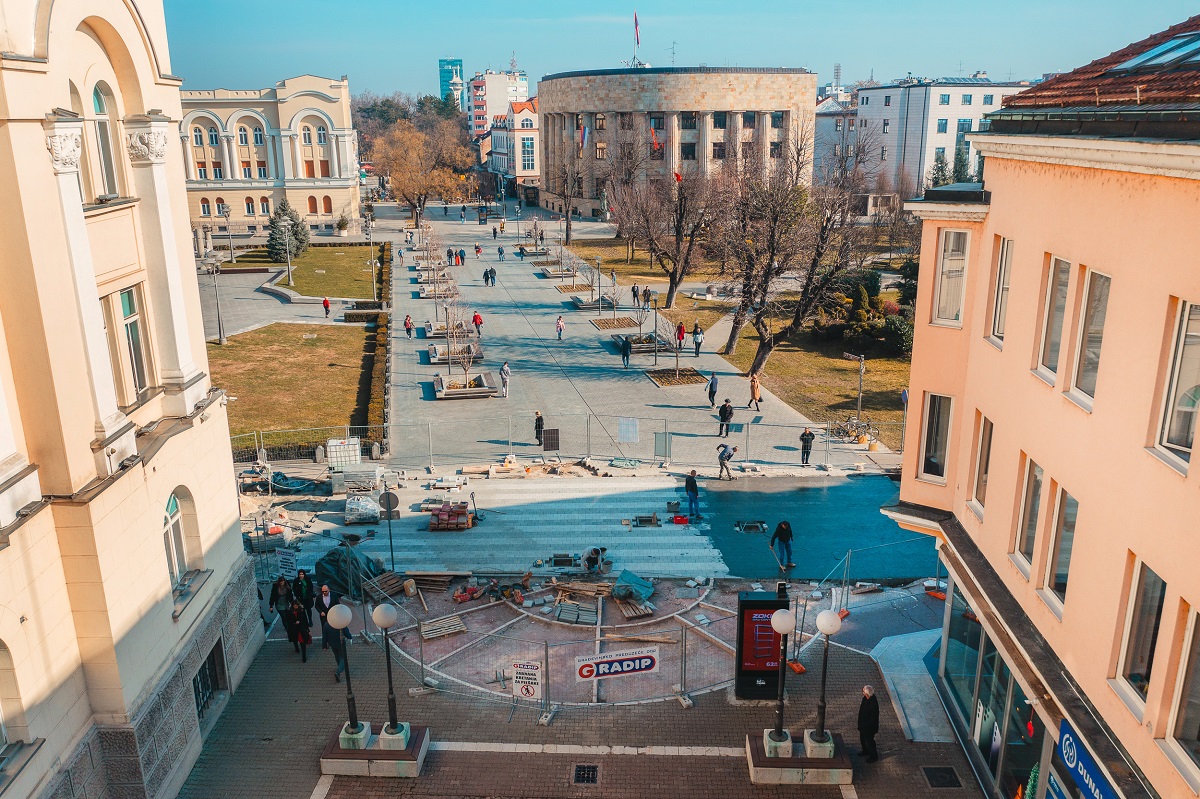 ODLIČNA DINAMIKA Postavlja se završni sloj na pješačku platformu u centru