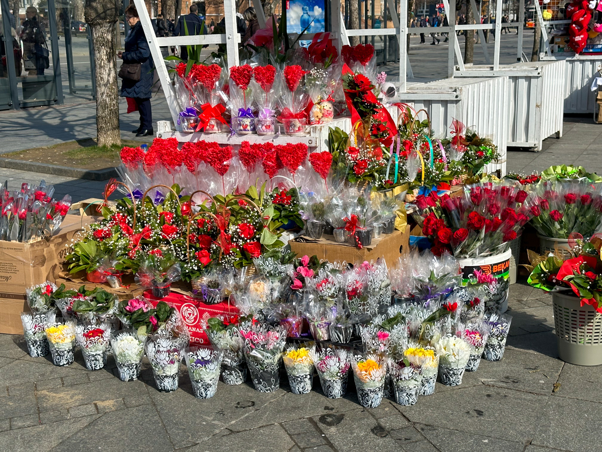 TRAŽITE LI POKLON? Osmomartovski štandovi u centru Banjaluke mame kupce (FOTO)