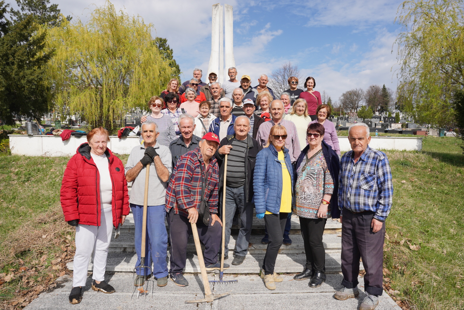 Članovi SUBNOR Banjaluka očistili Partizansko groblje: Naše borce za slobodu ne smijemo zaboraviti!