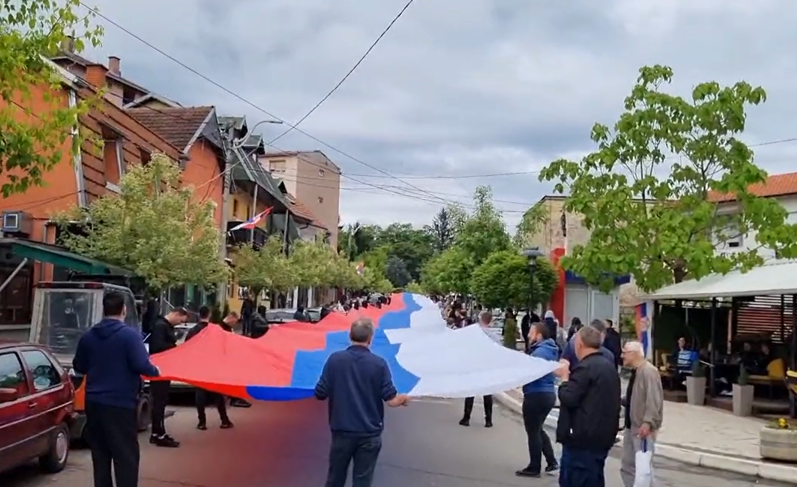 MIRNI PROTEST Srbi u Zvečanu razvili zastavu Srbije dugu preko 250 metara (VIDEO)