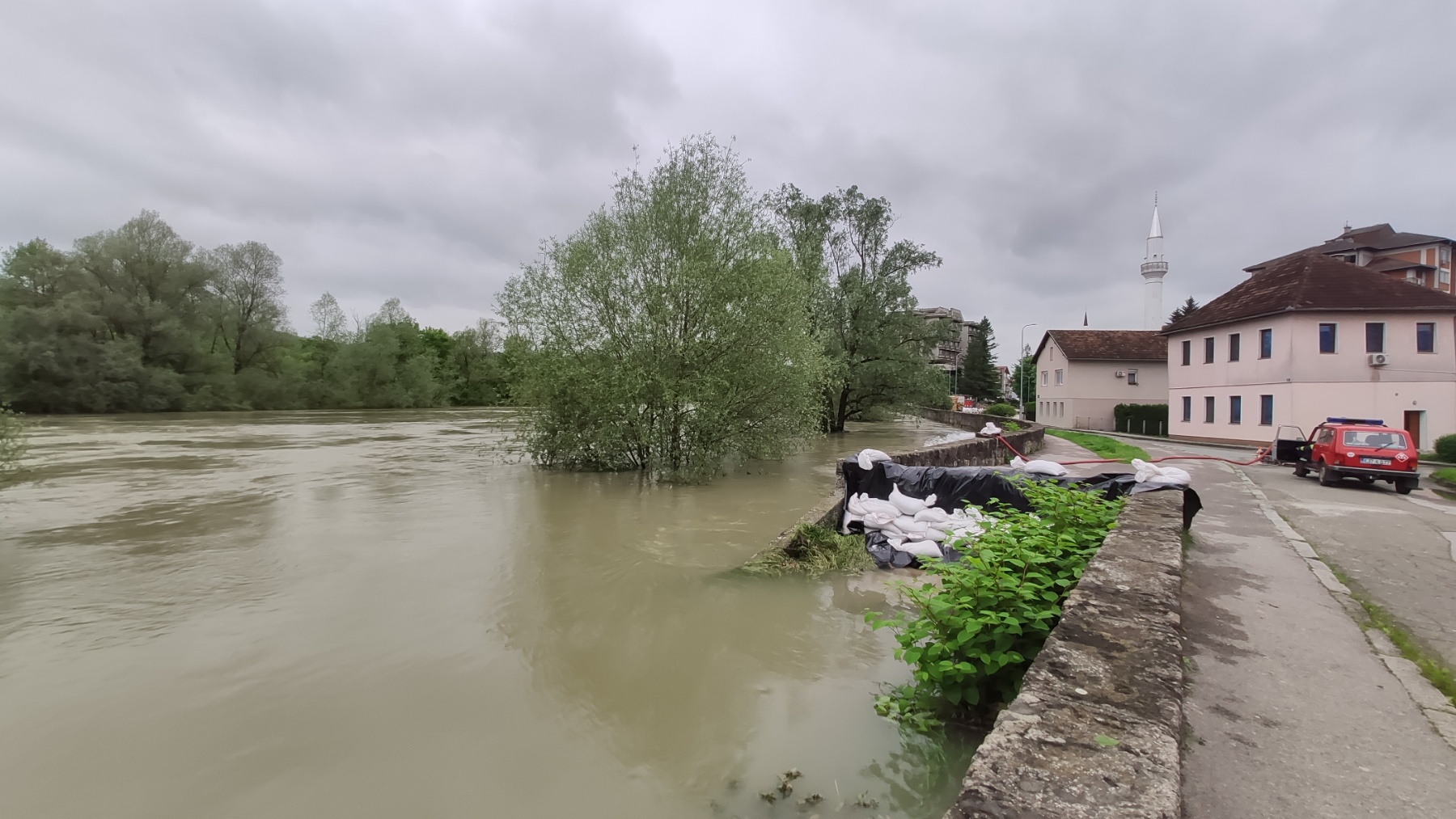 DESET SATI BEZ PADAVINA U toku ispumpavanje vode iz zaplavljenih objekata u Srpskoj (FOTO)