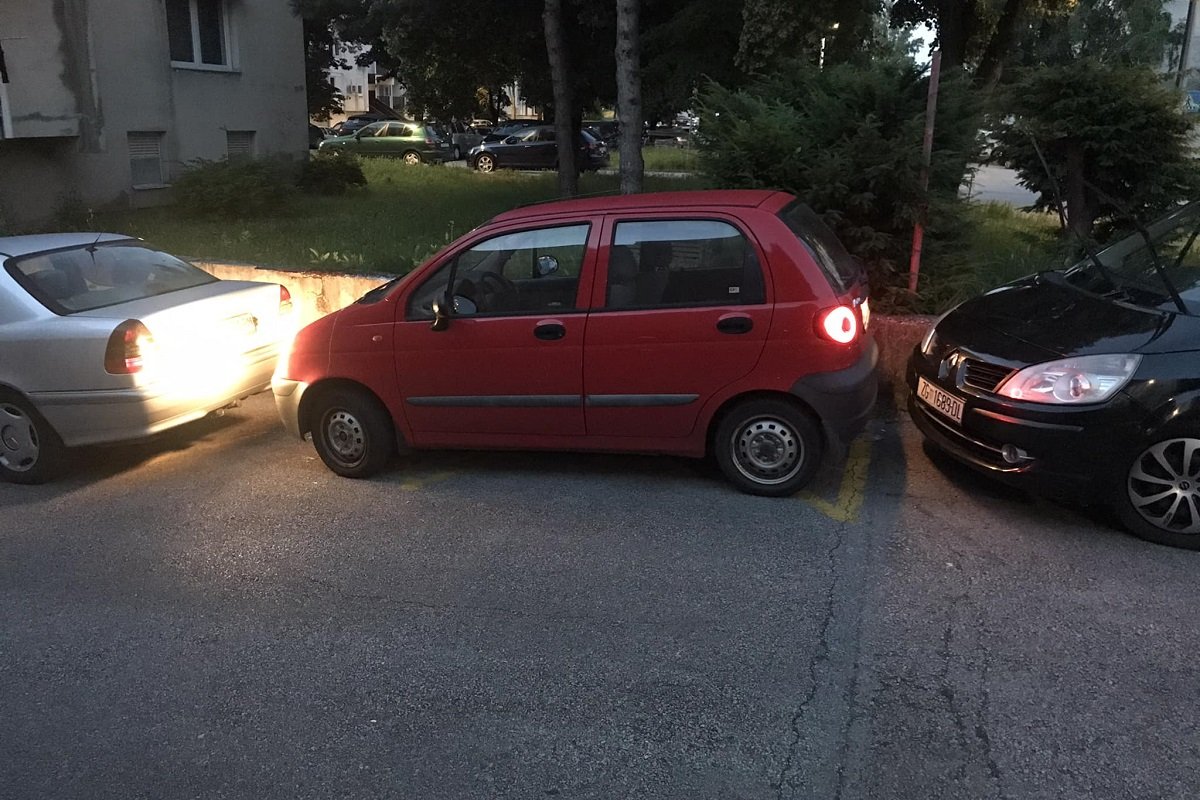 Žena plaća 100 evra onome ko joj isparkira auto