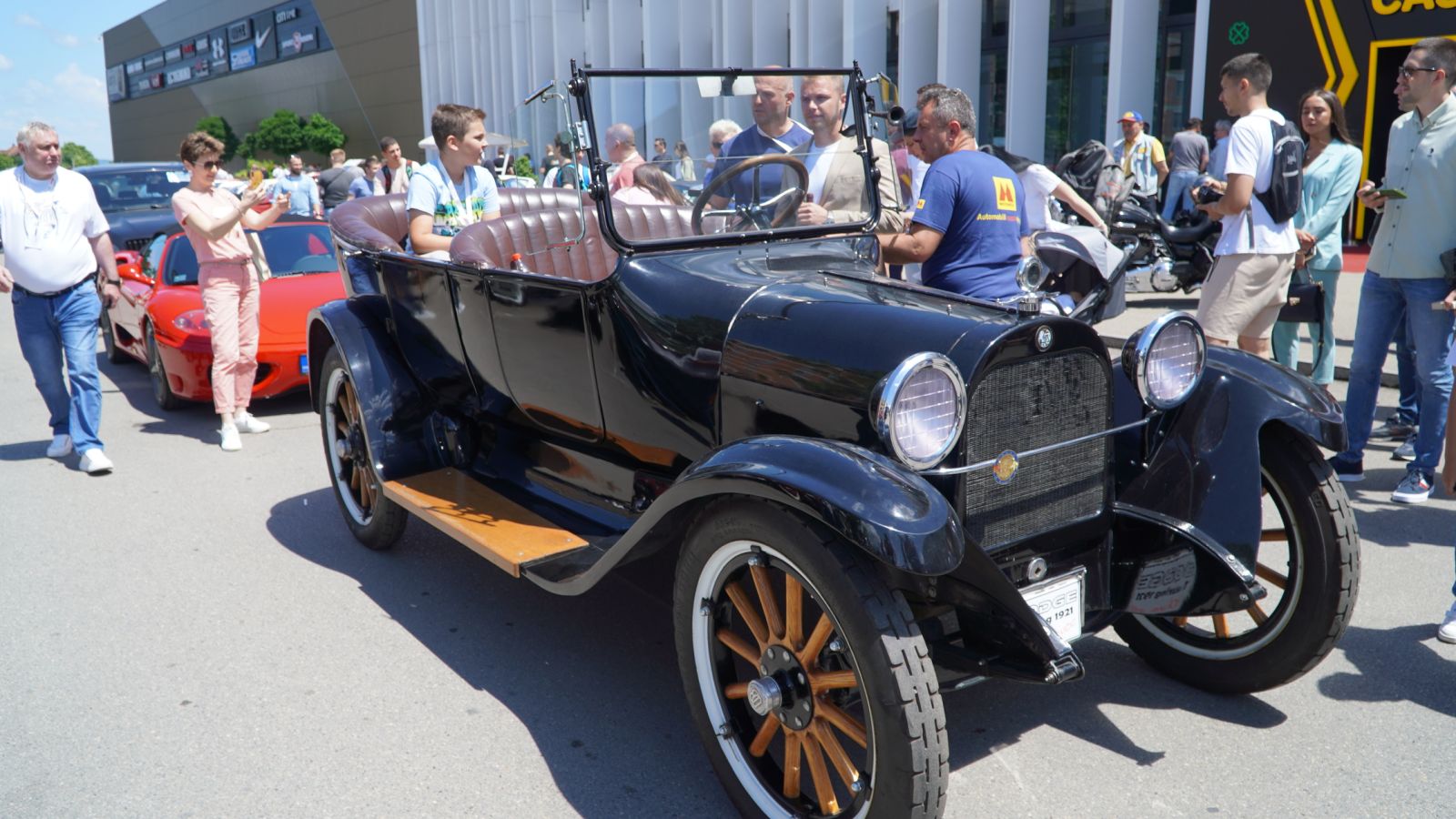 Za ljubitelje automobila: Izložba oldtajmera, prisustvovao i gradonačelnik