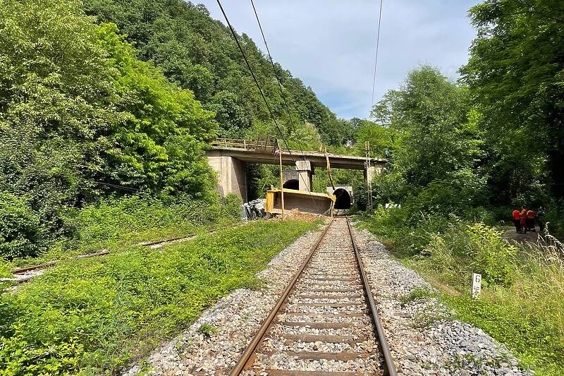 Prekinut željeznički saobraćaj na dionici Doboj – Maglaj, kamion sa nadvožnjaka pao na prugu