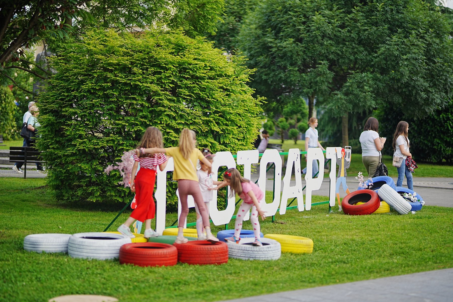 POČEO TROTOART U Banjaluci pjesma, ples i zabava na svakom ćošku (FOTO, VIDEO)