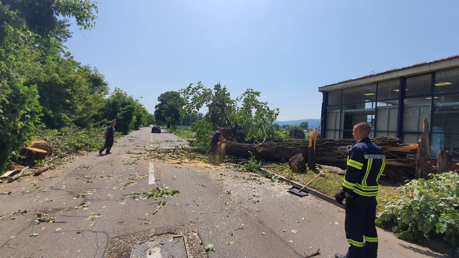 Nadležne službe i jutros na terenu: Saniraju posljedice olujnog nevremena u Banjaluci