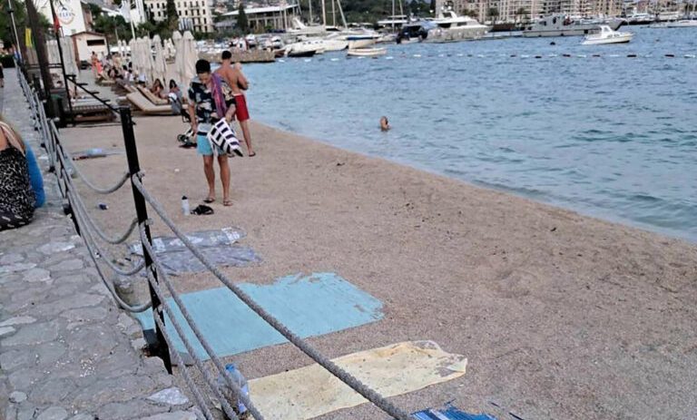 PAŽNJA ZA TURISTE U Tivtu će vas kazniti ako peškirom rezervišete mjesto na plaži