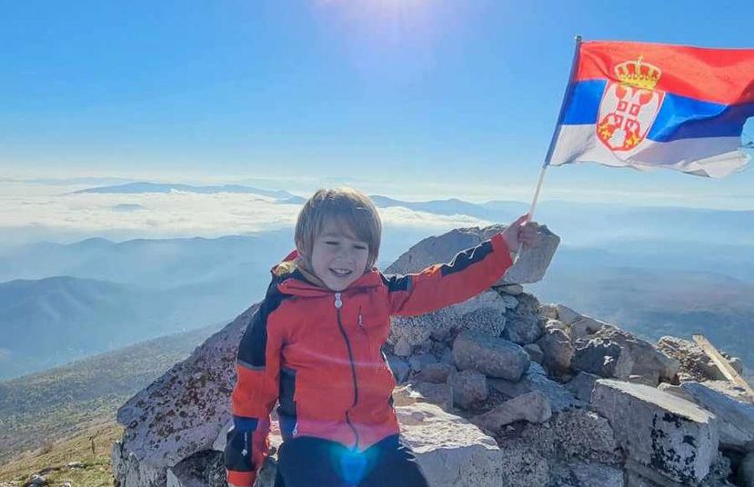 PETOGODIŠNJAK NA TRONU AFRIKE Ognjen se popeo na vrh Kilimandžara i oborio rekord (VIDEO)