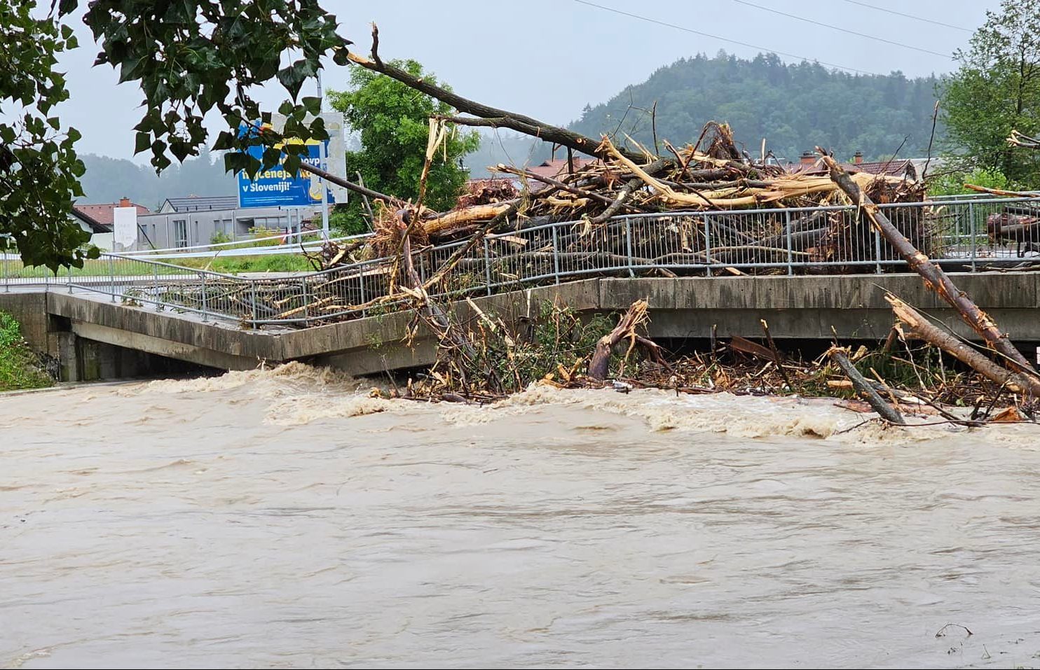 Poplave u Sloveniji prave veliku štetu, evakuisano 500 ljudi