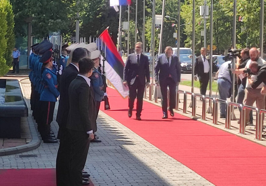 U TOKU SASTANAK U VLADI Aleksandar Vučić svečano dočekan u Banjaluci