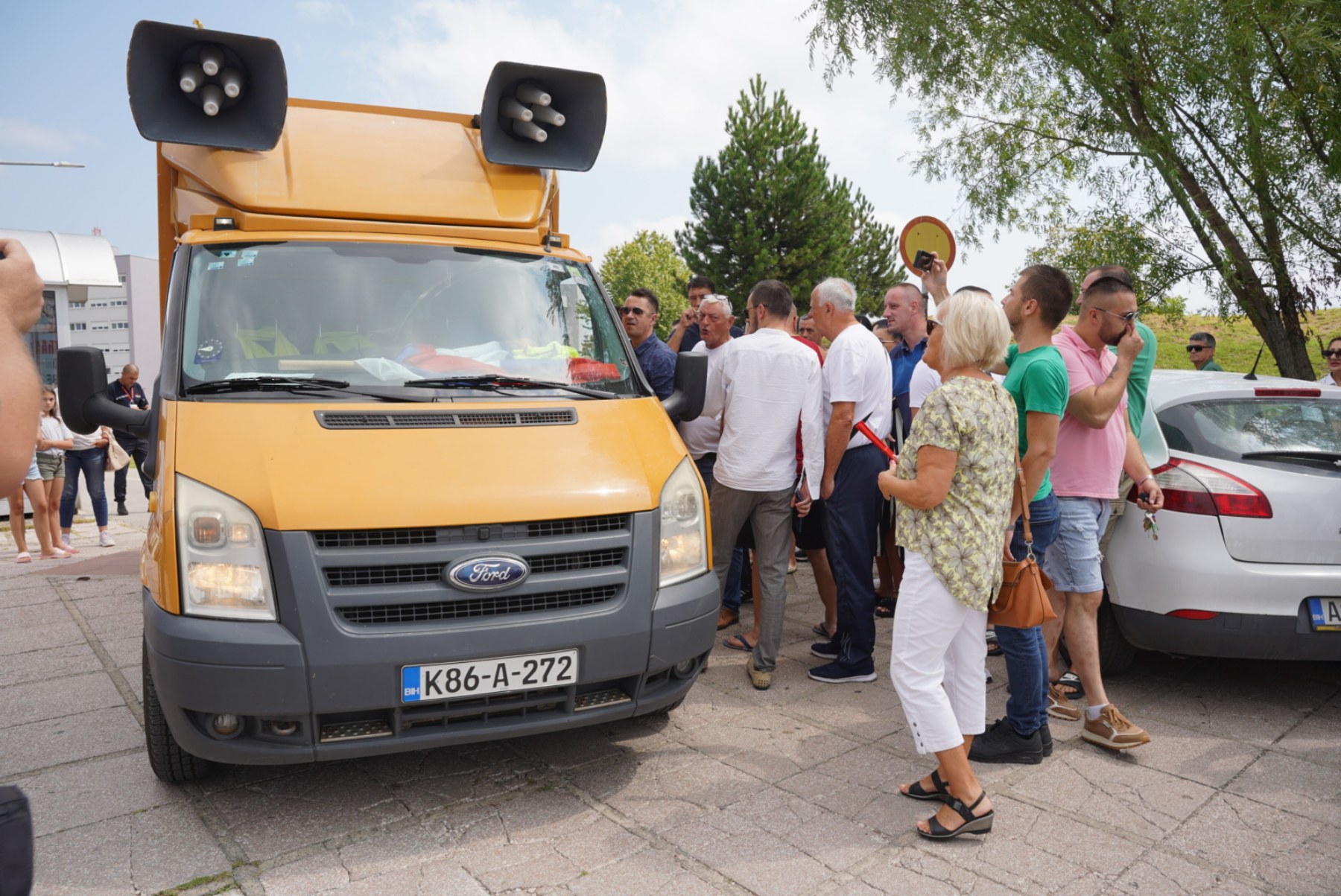 PACIJENTI UZNEMIRENI Đajić ispred UKC RS, glasnom muzikom, pokušava spriječiti obraćanje Stanivukovića (VIDEO, FOTO)