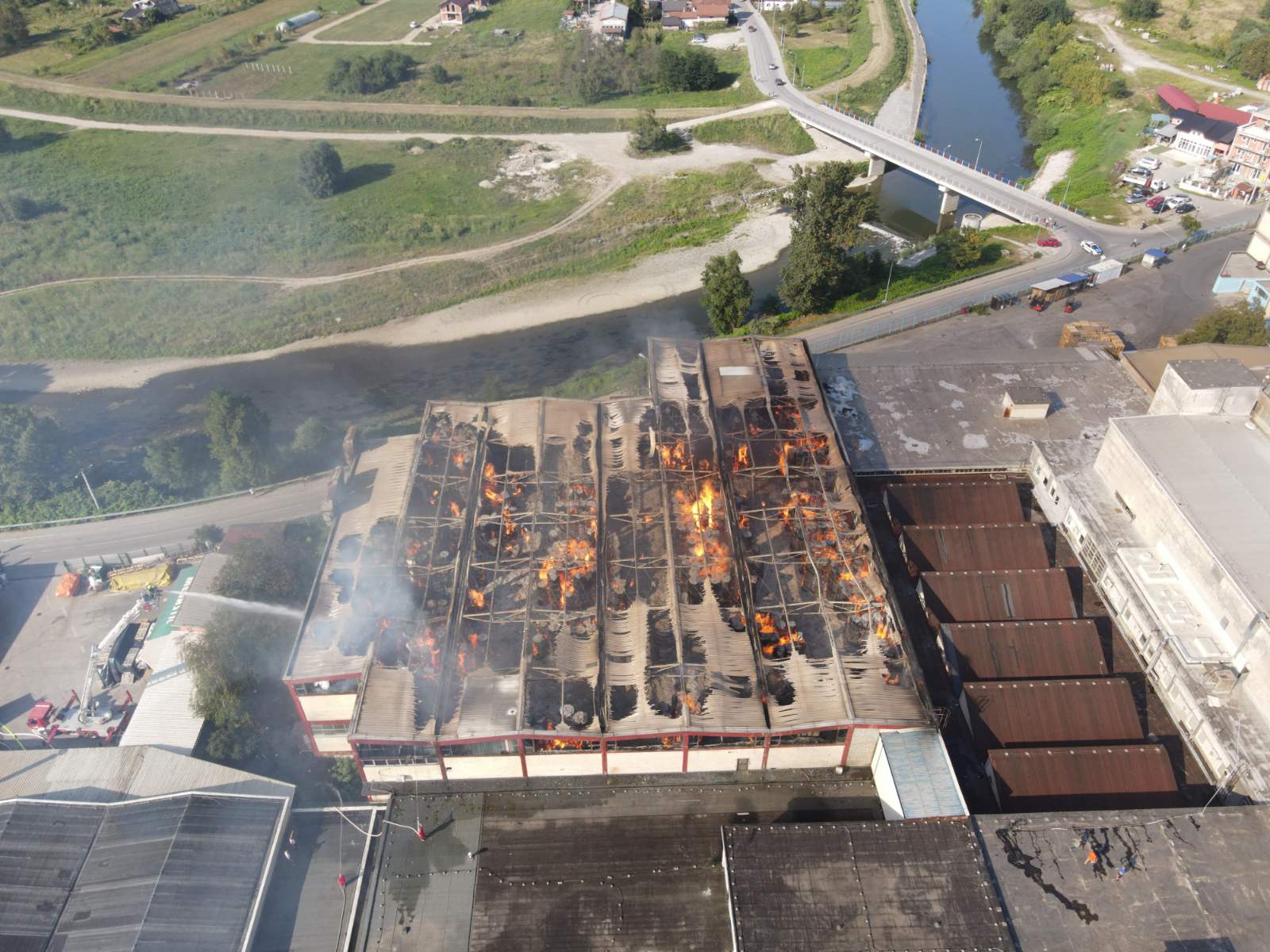 GORI “CELEX” Požar u krugu Incela u Banjaluci (FOTO, VIDEO)