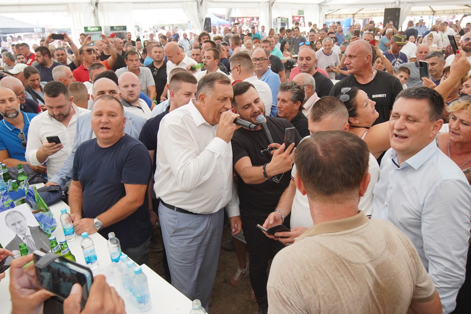 Funkcioneri na stranačkim skupovima, umjesto na dobro plaćenom poslu