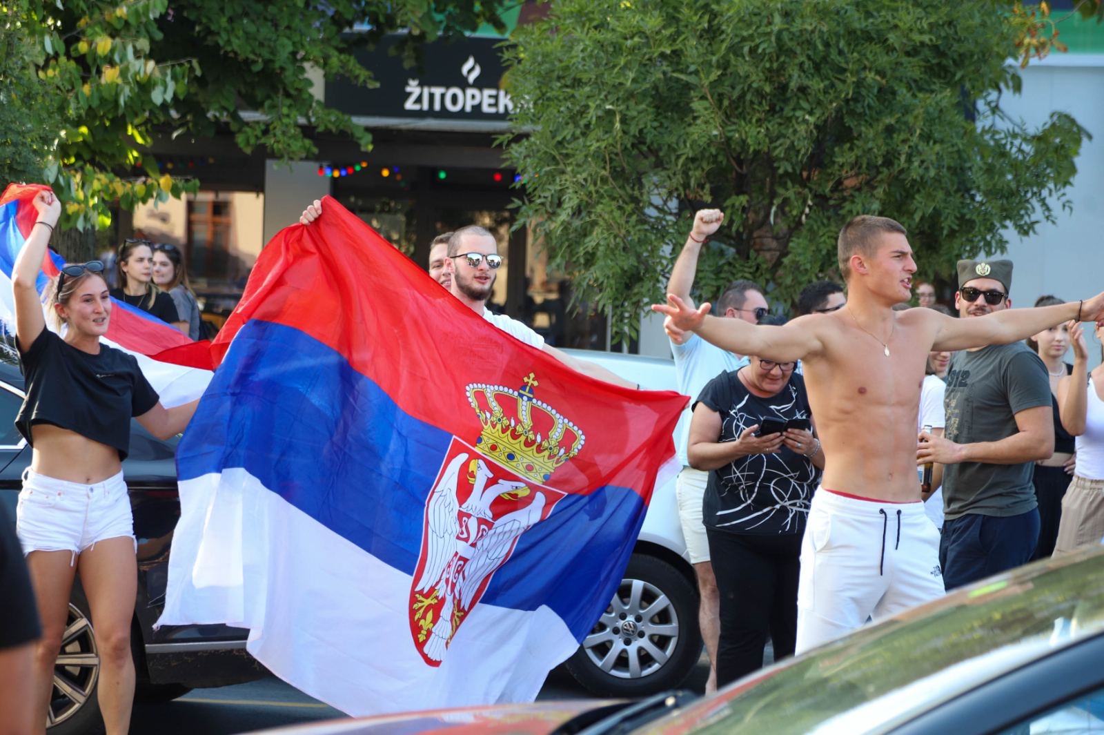 BANJALUKA SLAVI SREBRO! Slavlje na ulicama, Banjalučani ponosni na Srbiju! (FOTO)