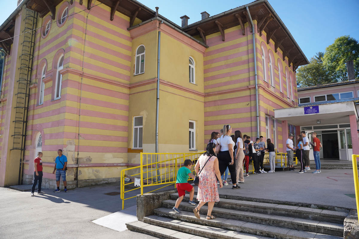 Roditelji na mukama: Mlađe osnovce tokom raspusta nema ko da čuva