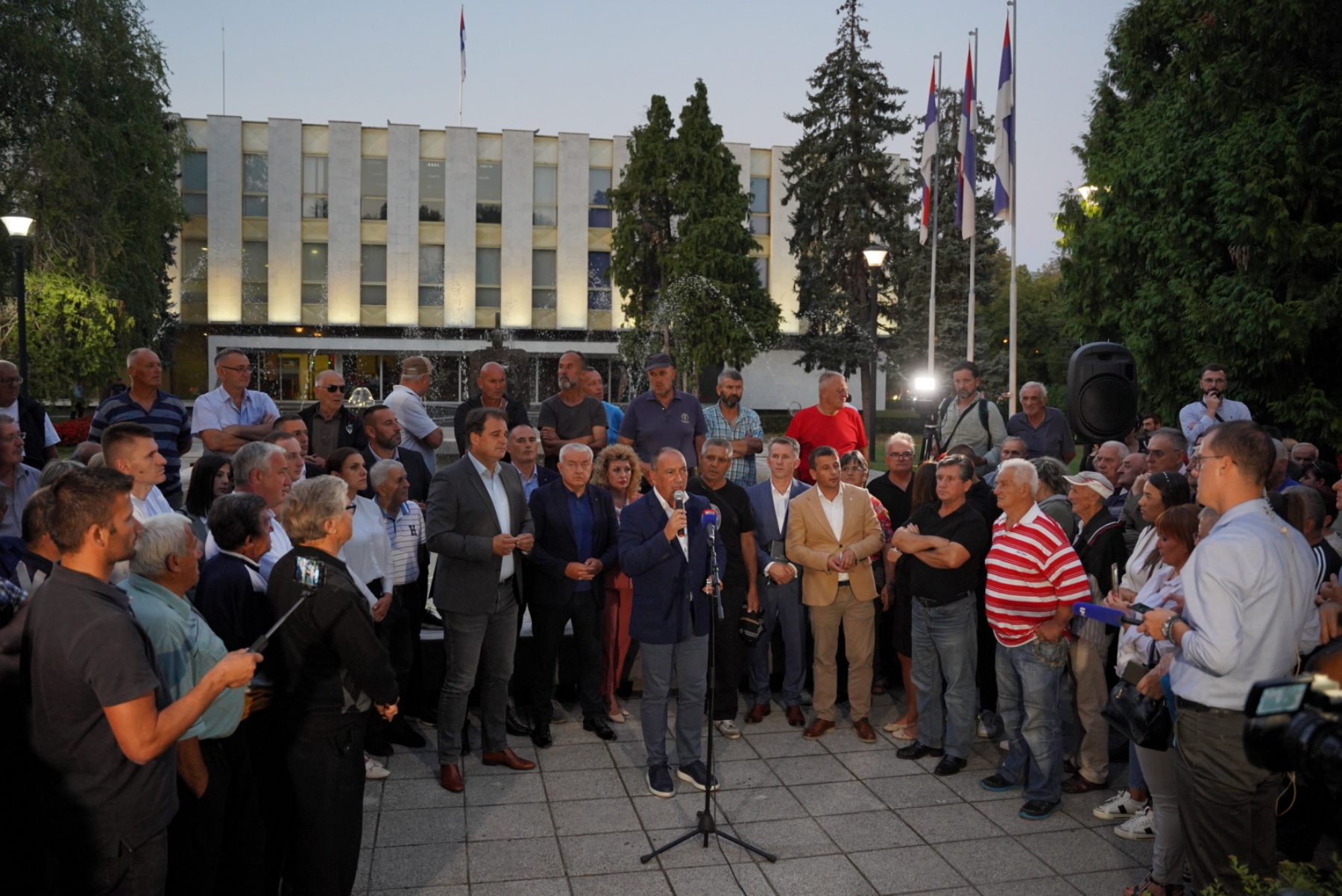 POČELA “SKUPŠTINA NA OTVORENOM” Okupio se veliki broj građana, poslanici traže posebnu sjednicu (FOTO)