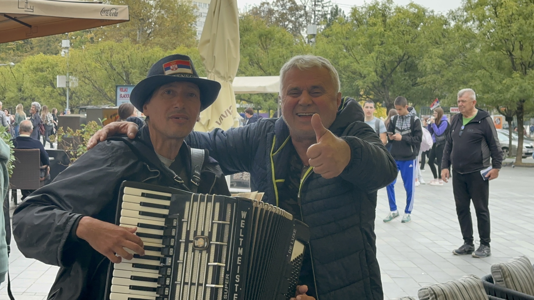 SAMO POZITIVNO Častio hramonikaša i veselio se u Gospodskoj ulici (VIDEO)