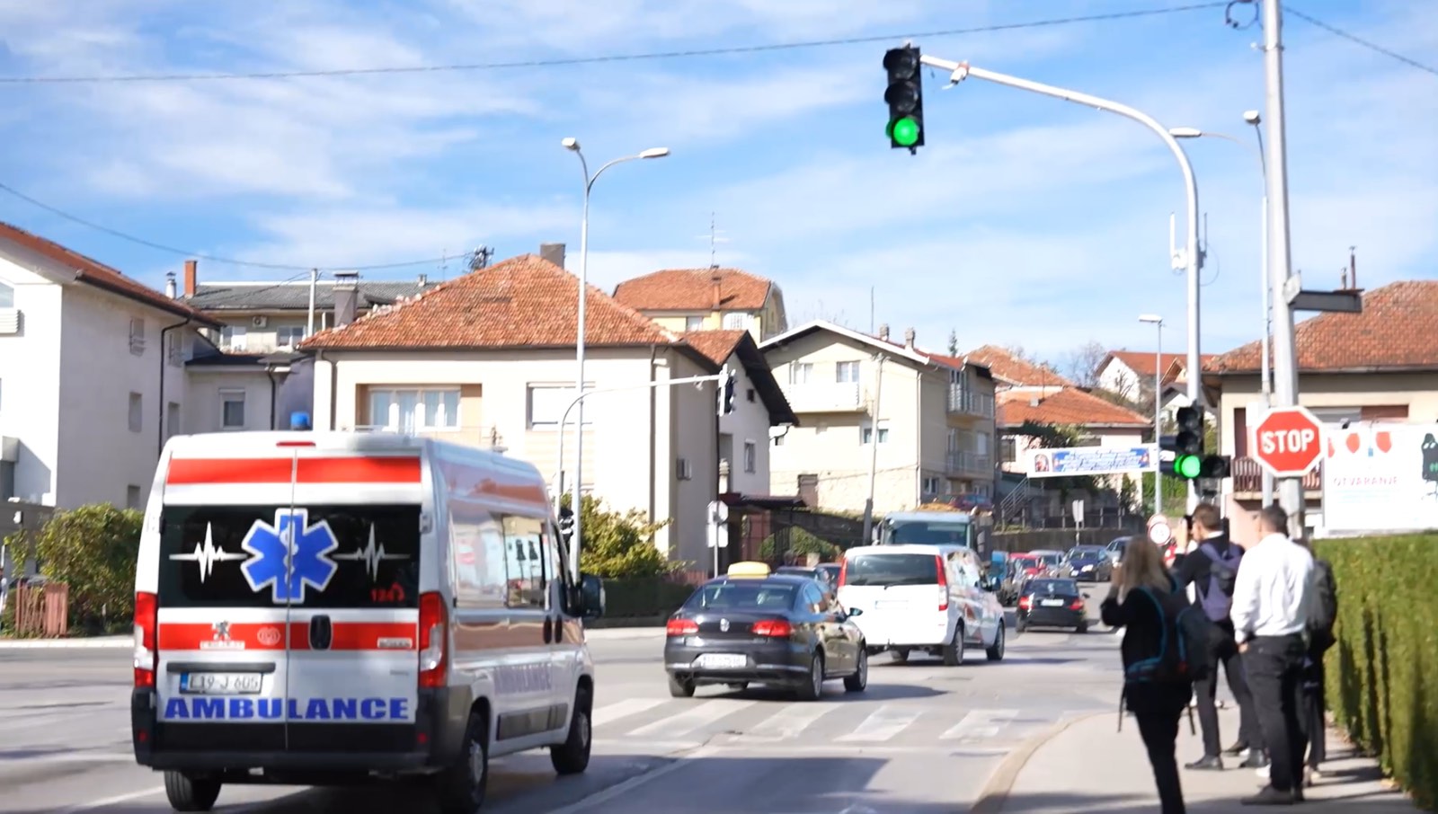 DETEKTUJE VOZILA HITNE POMOĆI I VATROGASACA Banjaluka dobila prvi pametni semafor (VIDEO)