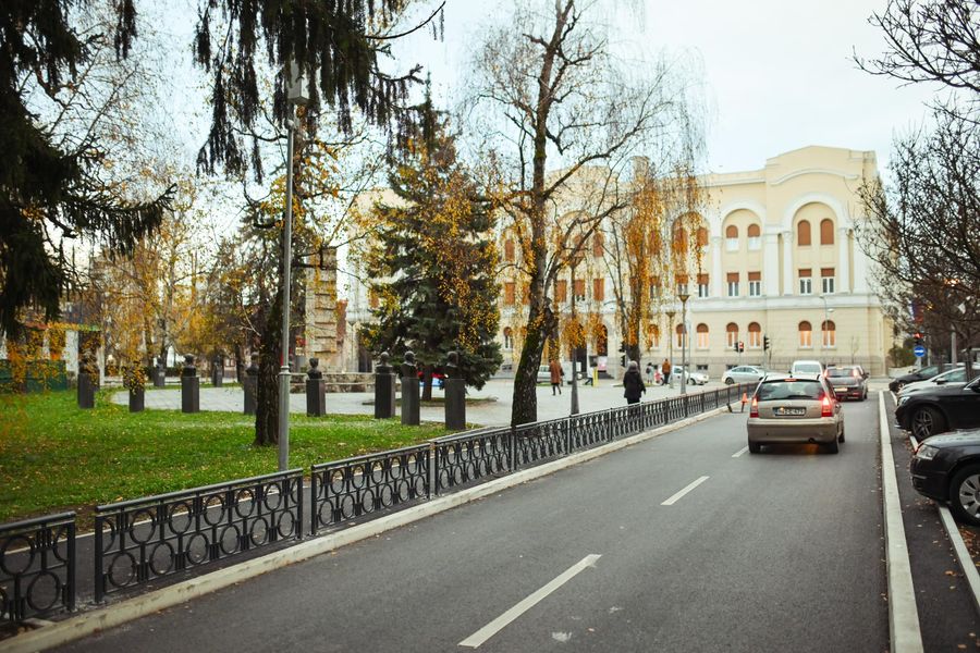 Nema više parkiranja na trotoar: Postavljena ograda kod hotela “Bosna”