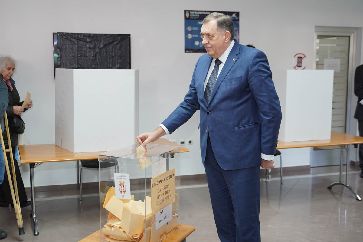 Dodik glasao na izborima u Srbiji i javno zaokružio SNS (FOTO)