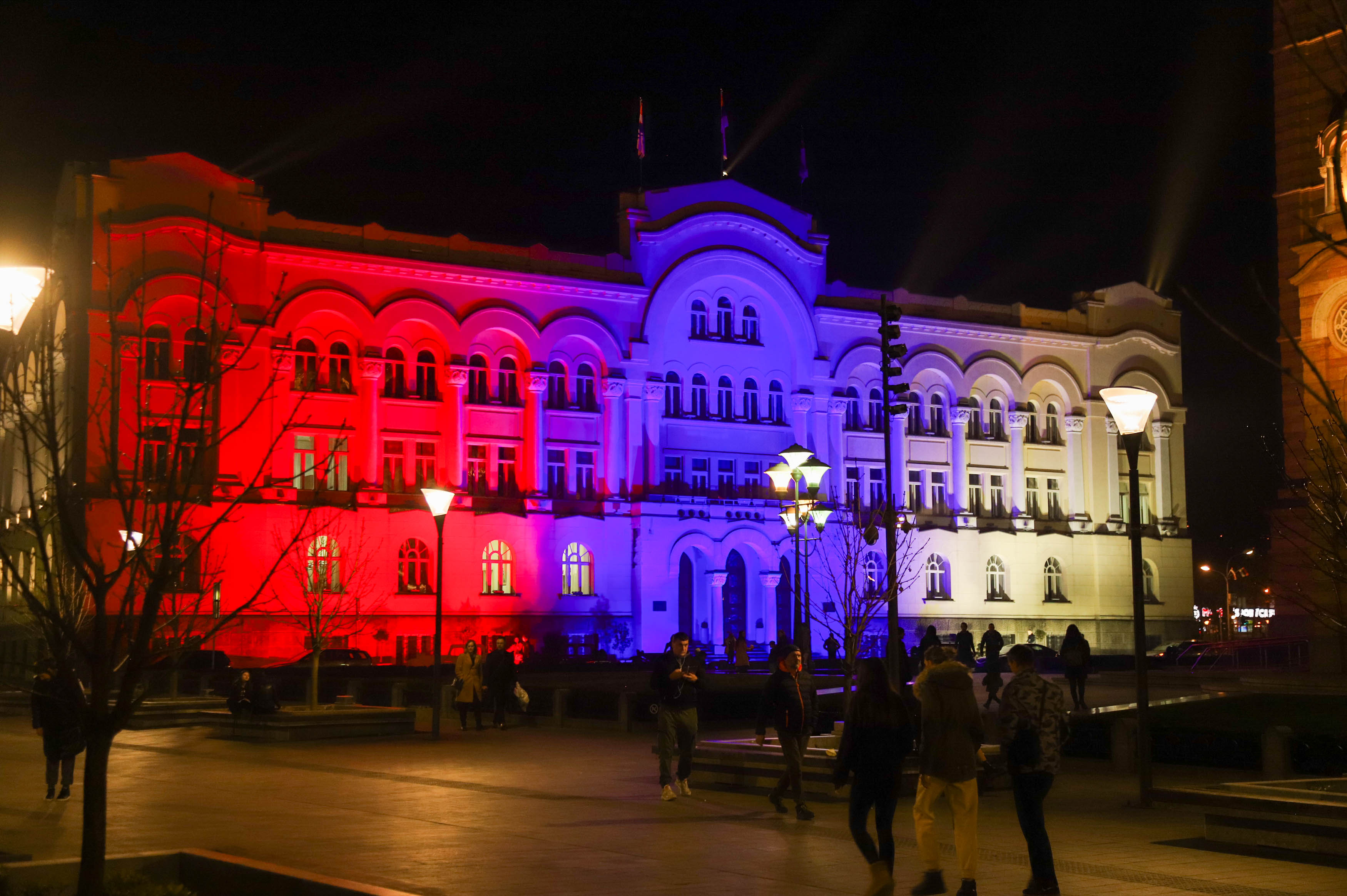 Gradska uprava u bojama zastave i vatromet u svim gradovima Srpske i Srbije