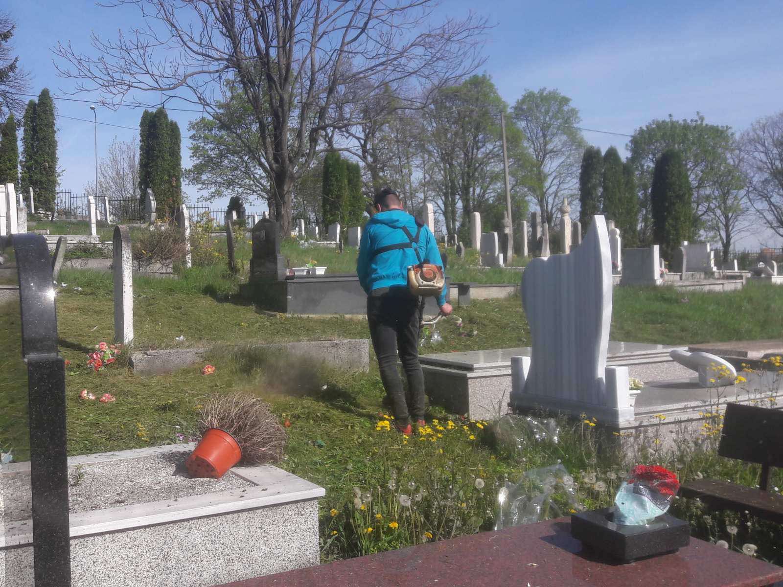 I DIREKTOR ZASUKAO RUKAVE Pokošeno i uređeno Gradsko groblje u Banjaluci (FOTO)