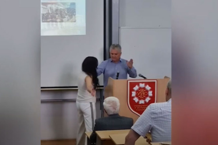Incident na promociji diplomaca u Bijeljini: Zbog profesora reagovala policija (VIDEO)