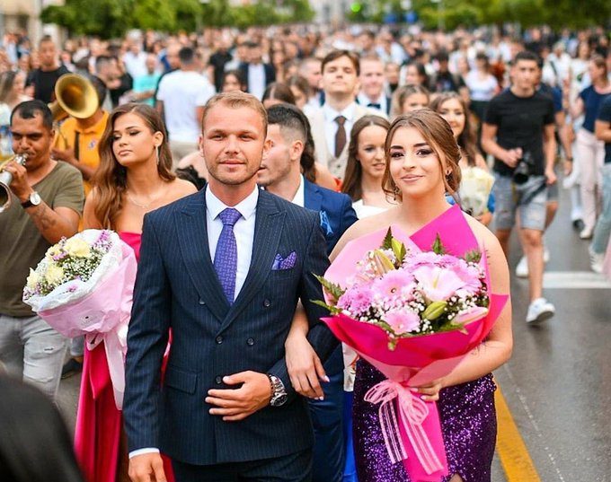 “ŽIVI MLADOSTI” Stanivuković večeras pratnja jednoj od banjalučkih maturantkinja