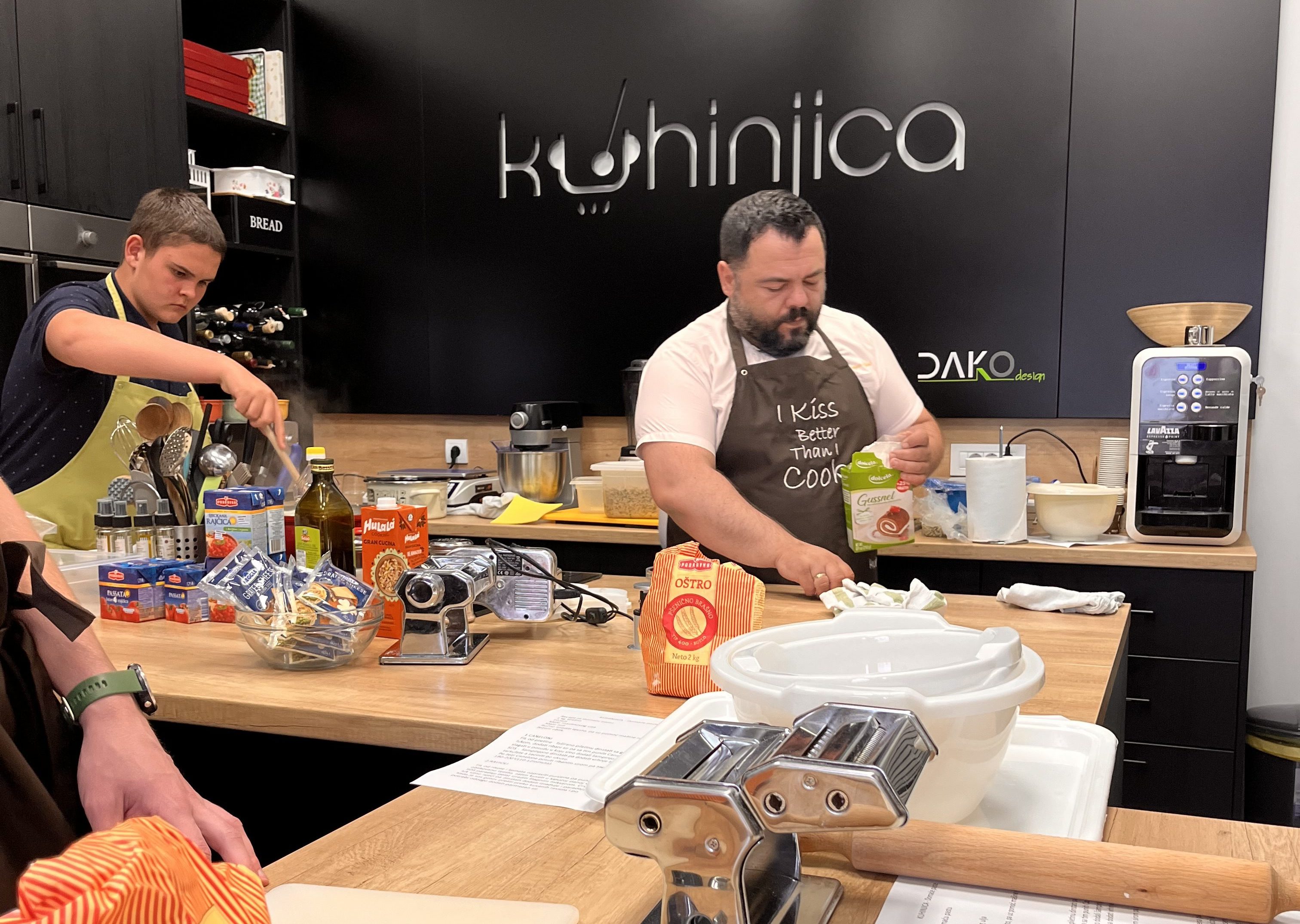PRIJAVITE SE I VI “Kuhinjica” održala prvu humanitarnu radionicu kuvanja za Sergeja Stupara (VIDEO)