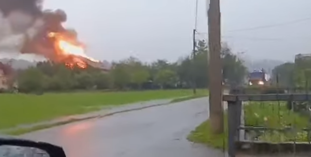 Grom zapalio kuću, automobili “plivaju” u vodi (VIDEO)