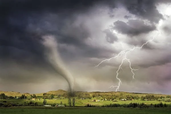 UNIŠTENI DOMOVI Tornado pustoši Teksas