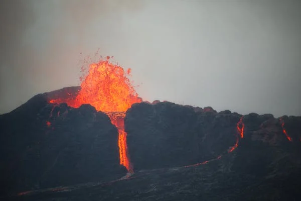 Vulkan na Islandu drugi dan izbacuje lavu i dim