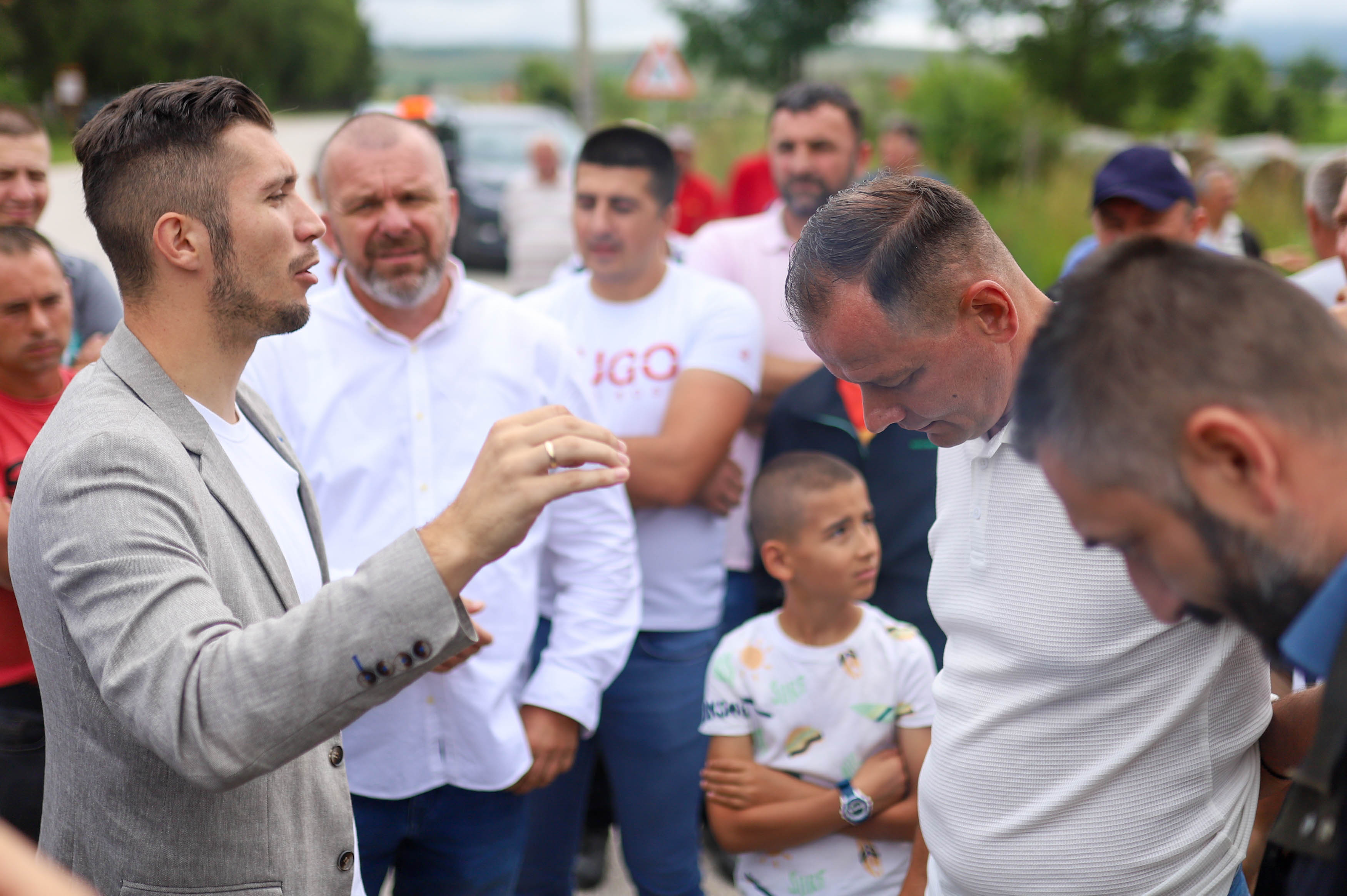 Kresojević u Stričićima sa mještanima: Permanentno radimo na rješavanju problema vodosnabdijevanja i saobraćajnica na Manjači