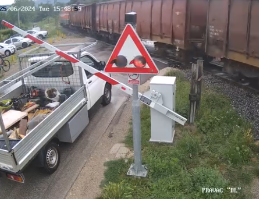 “Željeznice” ponovo apeluju na vozače: Novi incidenti na pružnim prelazima u Banjaluci (VIDEO)