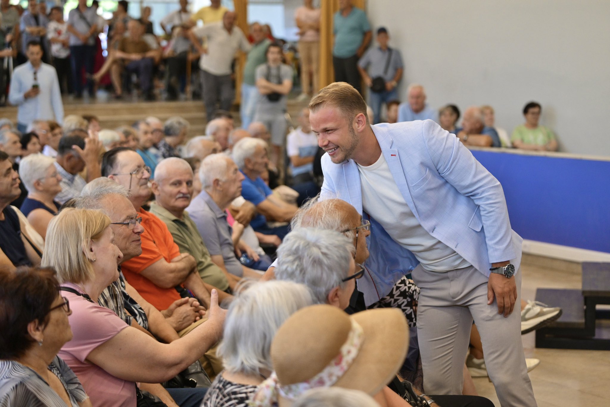 “Drago mi je vidjeti osmijehe” Stanivuković uručio nove kartice za besplatan prevoz (FOTO)