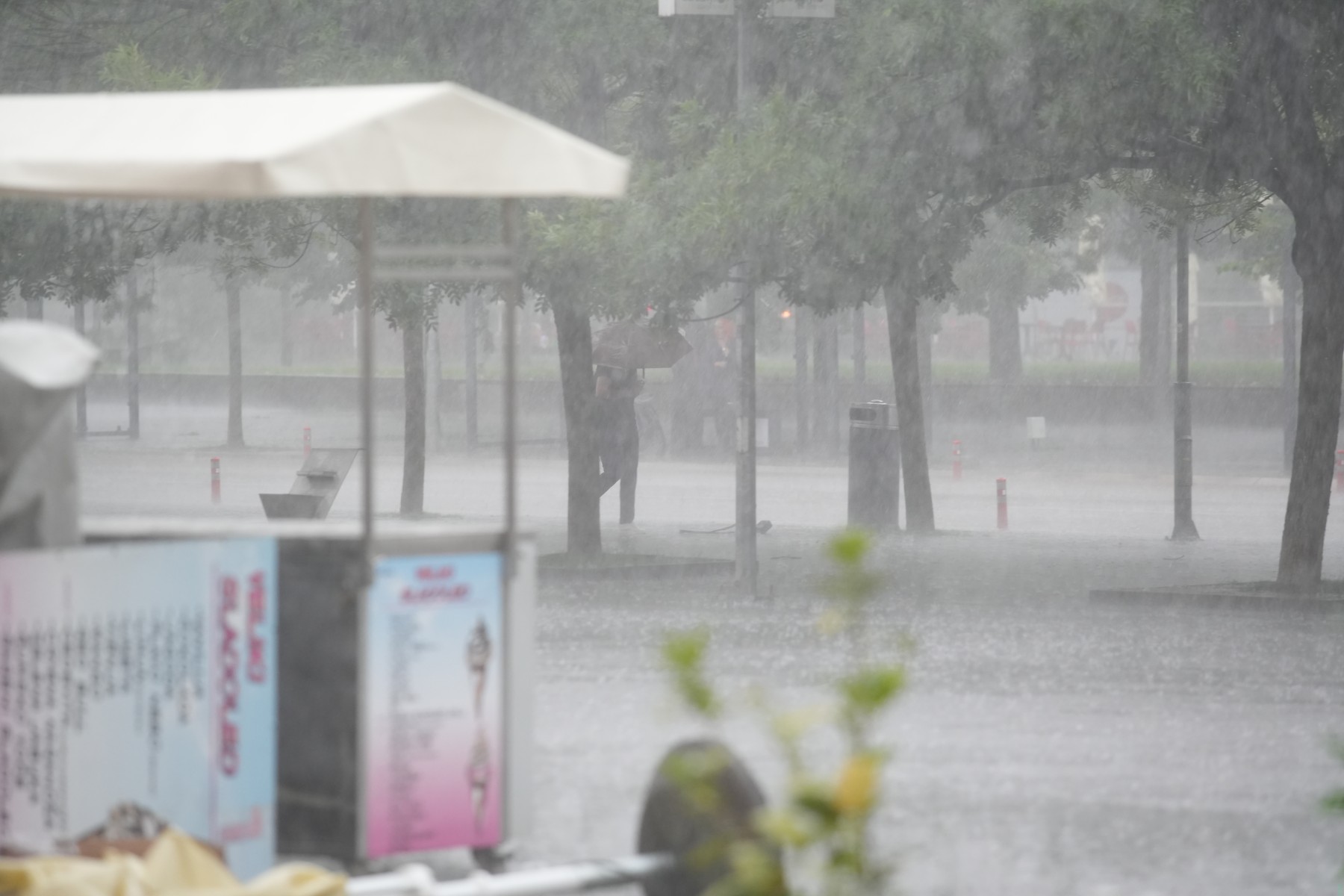 JAK PLJUSAK PRAĆEN VJETROM U Banjaluci gotovo potpuni mrak (FOTO)