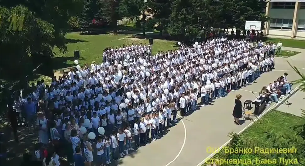 DIRLJIV GEST Učenici OŠ “Branko Radičević” izveli pjesmu za nastradalu pedagogicu (VIDEO)