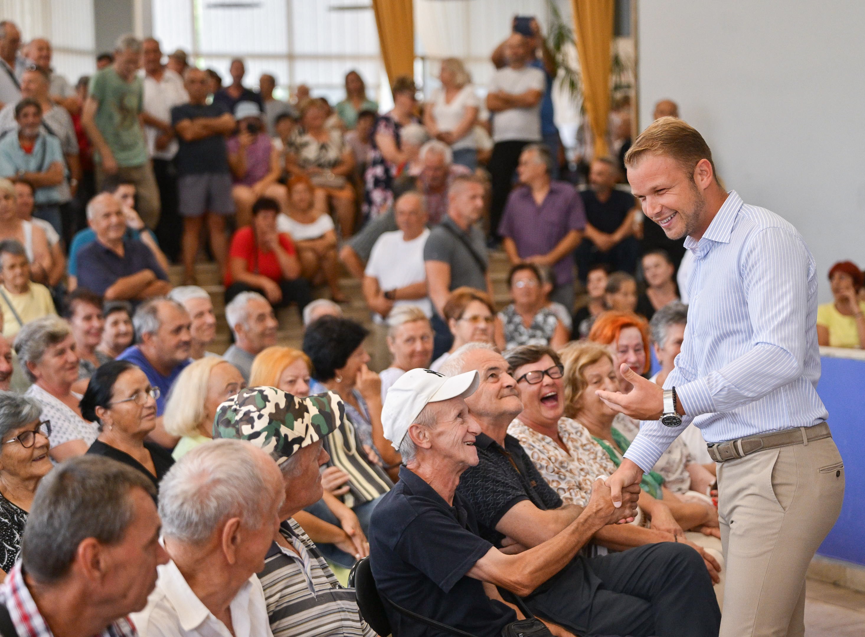 “Novi osmijesi i zagrljaji” Nastavljena podjela besplatnih kartica za penzionere