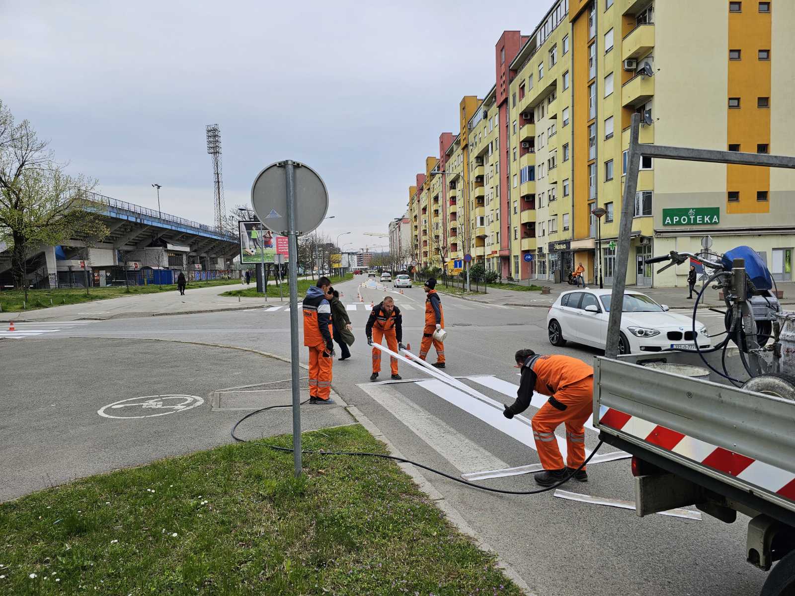 ZBOG GUŽVI RADIĆE SE U POPODNEVNIM SATIMA Počelo obilježavanje saobraćajne signalizacije