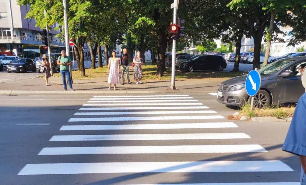 Apel vozačima za strpljenje: U više ulica u toku iscrtavanje saobraćajne signalizacije