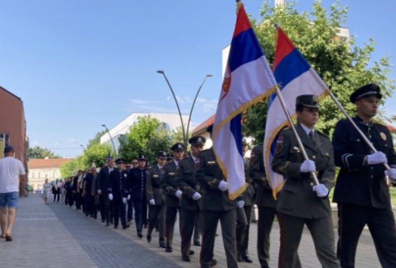 Pitomci Vojne akademije u Beogradu prodefilovali kroz Prijedor